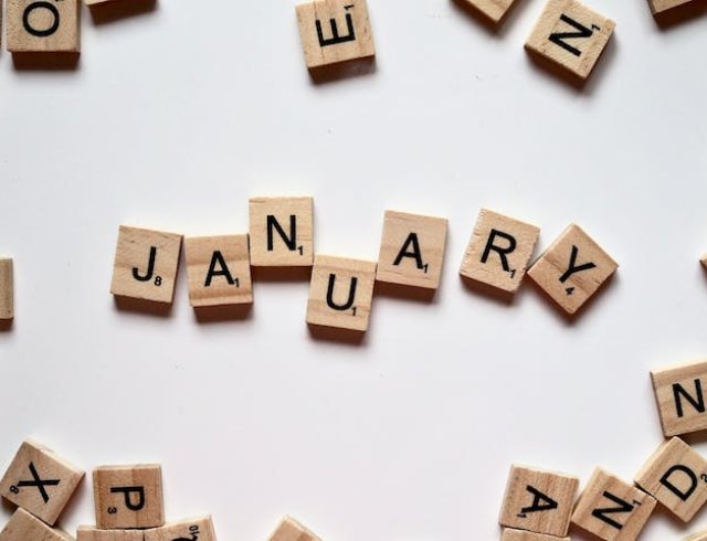 Megérkezett az újév, tehát az év első hónapja is, a JANUÁR! A legtöbben csak annyit kötnek ehhez a hónaphoz, vele kezdődik az év, esetleg az újévi fogadalmakat, de jelenes napok, népi jóslatok is kötődnek hozzá, és persze a hónap elnevezése is érdekes. 