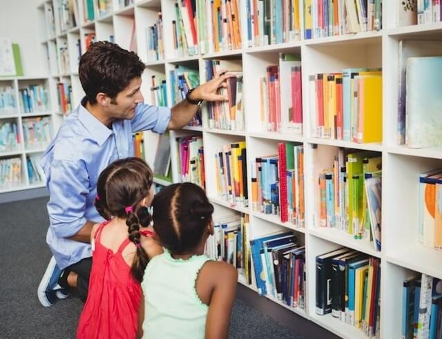 A mesekönyveket a gyerekek kapják, de sokszor a felnőtt választ. Lehet egy mese akármilyen érdekes és izgalmas egy kisgyerek számára, ha a szülőnek nem tetszik, akkor biztosan nem fogja olvasni a gyermekének. De mi alapján választ mesekönyvet egy szülő? 