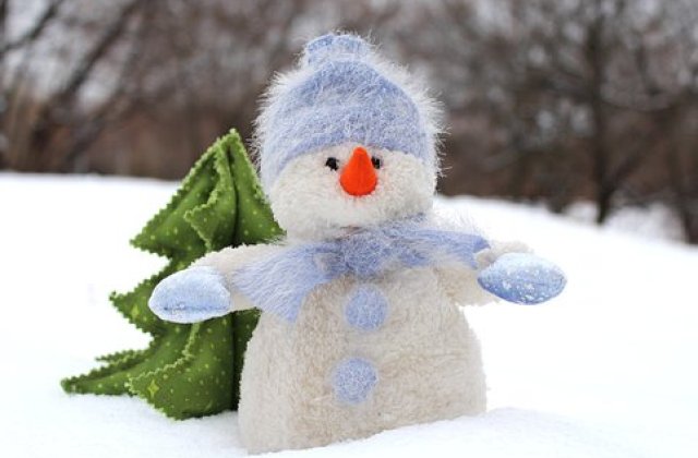 A hóember és a virágok
Annyi hó esett azon a télen, hogy a környékbeli gyerekek egy nagy hóembert építettek a járdára. A fiúk felöltöztették: a fejére egy régi kalapot raktak, nyakára egy elegáns sálat,...
