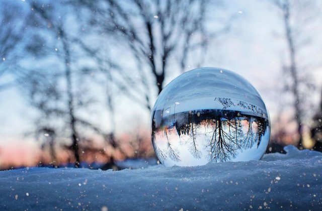Havasi-Gombócz Annamária, röviden H.G. Annamari – csúfnevén Hógolyó – a hideg üvegablaknak szorított orral bámulta a havazást. Ez sokkal érdekesebbnek tűnt, mint a környezetlecke írása, bár éppen a téli id...