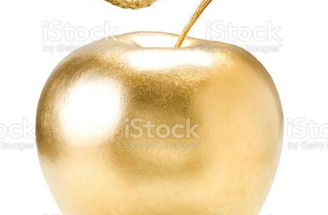 Egyszer volt, hol nem volt, volt egyszer egy király, annak volt egy aranyalmája. A király nagyon szerette az almát, mert egy tündértől kapta ajándékba, még királyfi korában. Gondosan őrizte a kincseskamrája egyik ládikójában.
Az alma azért volt a kir...