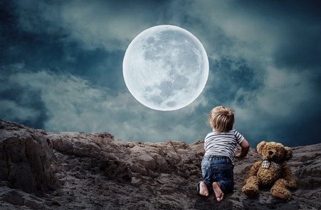 Ha a holdnak lába volna
Elmenne a tollasbálba
Egész éjjel csak táncolna
Petrezselymet nem árulna
 
Ha a holdnak lába volna
A tejúton lovagolna
Felhő lovát sarkantyúzva
Csillagokon átugratna
 
Ha a hold...