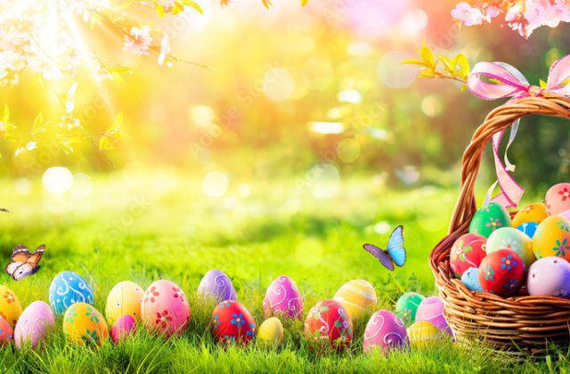 Ahogy az első tavaszi virágok megjelennek,
sokan fejben már a húsvétra készülnek.
 
Előkerül megannyi kedves kis figura,
és teljes pompájában ragyog a tojásfa.
 
A gyerekek is izgatottan kérdezgetik,
a nyuszi idén is hoz valamit nekik?
 
Azt...