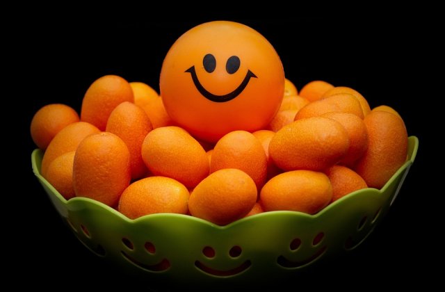 Narancs kisokos
 
Savanyú a narancs mégis mosolyog, jól jegyezd meg mi a titok.
Déli gyümölcs, viszont a nap bármely szakában fogyaszthatod.
 
Az alakja kerek, illata pompás, kóstold meg, és jókedv...