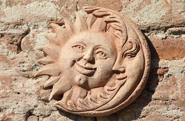 A  Nap és a Hold
Egyszer a Nap és a Hold veszekedni kezdett egymással. A Hold szemrehányást tett a Napnak, amiért sokkal fényesebb, és melegebb mint ő, és  szerinte ezért került ő a  második helyre a föld...