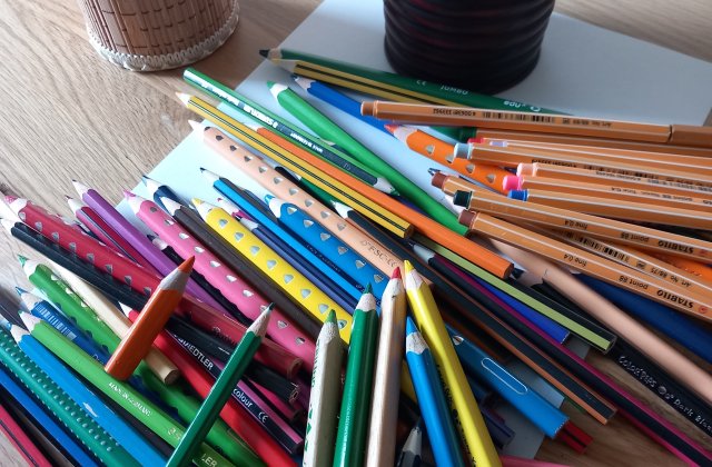 Színekkel a világ
Egy szürke Napfény nélküli őszi napon az addig egymás mellett szépen megfért színes ceruzákkal a következő furcsa dolog történt. Volt két szép ceruzatartó. Az egyikben a színes tollak ka...