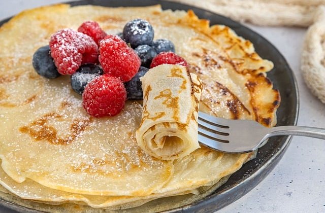  
            A reggeli nap sugarai vidáman játszottak a fák sötétzöld levelein, majd bekukkantottak a törpék gombaházának ablakain. A gyerekszobában Bodzavirág ébredezett. Apró kezeit a szája elé kapta, és elnyomott egy ásítást, majd megérezte a ko...