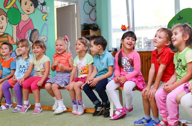 Gyerekek, meséljek nektek?
Nem, inkább játsszunk még egyet!
Jó, akkor fussunk messzire,
majdnem a világ végére.
 
Megérkeztünk, itt a vége,
kérve-kérünk, mesélj végre!
Fáj a lábunk, elfáradtunk,
szé...