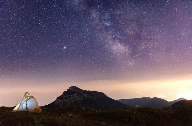             A kisvárosban a hó betakarta a kerteket, az utcákat, a háztetőket, és úgy csillogott, mintha drágakövekkel lenne meghintve.
            Egy autó gördült be a nyitott kapun. Két kisgyerek szállt ki belőle, és azonnal hóemberépítésbe kezdtek.
– A táská...