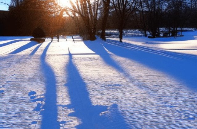 Napforduló Hosszú az éjszaka, rövidül a nap, nyúlnak az árnyak az ágak alatt. Jéghideg élű, vasfogú télen szunnyad az nappal a téli sötétben. Simog...