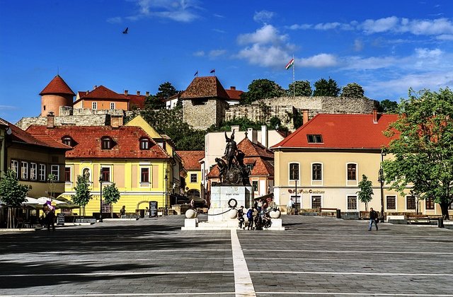 A történelem nagy hőskorában, Véres csaták dúltak kis hazámban. Annak idején törökök jöttek, Hatalmas sereggel, özönlöttek. Az egyik nagy hősünk Do...