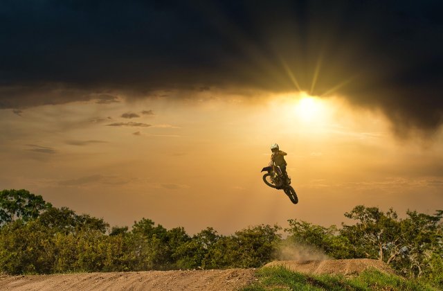 Merse és Anya útnak indultak, hogy játszanak egy nagyot a játszótéren. Merse a kismotorral ment, ugyanis imádott vele száguldozni. Mindig nagyokat ...