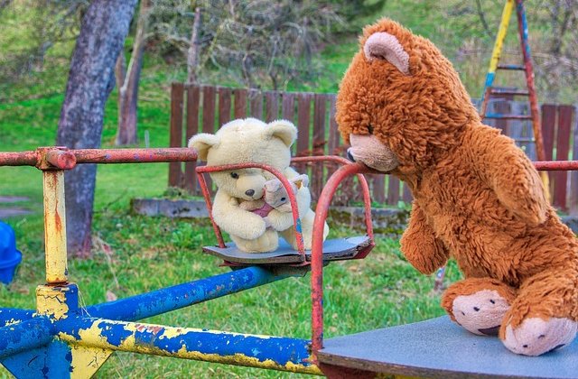 A nagy nyári melegben izzott a játszótéren a homokozó és forrón mocorogtak a hinták. A libikókára rászállt egy kismadár, de a lábacskáit szinte per...