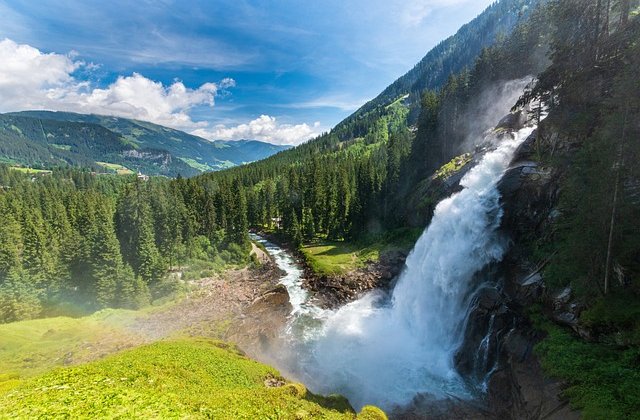 A kristálytiszta vizű patak gondtalanul csörgedezett, fehér fodrain bordó rózsaszirom úszott. Egy aranyhalacska épp ugrándozott fel a levegőbe, ami...