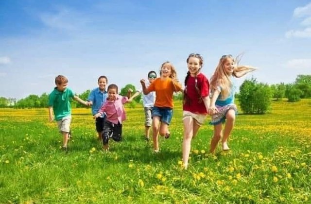 Játszótársból nem elég egy, legyen inkább három! Ketten állnak két oldalra, s te legyél a párom. Kacarásszunk, fogócskázzunk, bújjunk el a gáton! H...