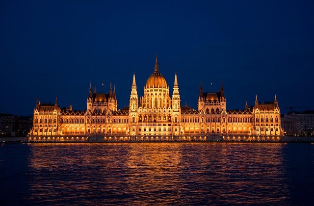 A városka kora reggel még pihent. Egyetlen házban volt csak nagy sürgés-forgás, a szülők készülődtek a munkába. – Ébredj kicsim, tudod, hogy a bará...
